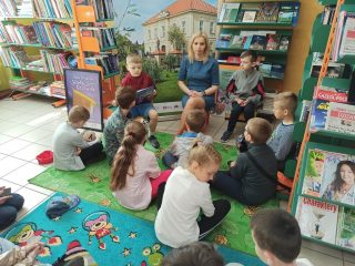 Uczniowie z klasy I i II Szkoły Podstawowej nr 2 w Sułkowicach w Bibliotece - zdjęcie 4
