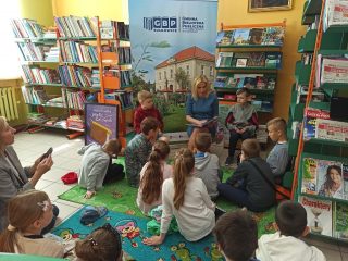 Uczniowie z klasy I i II Szkoły Podstawowej nr 2 w Sułkowicach w Bibliotece - zdjęcie 5