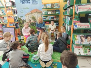 Uczniowie z klasy I i II Szkoły Podstawowej nr 2 w Sułkowicach w Bibliotece - zdjęcie 6