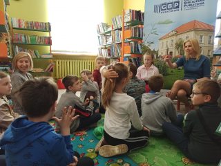 Uczniowie z klasy I i II Szkoły Podstawowej nr 2 w Sułkowicach w Bibliotece - zdjęcie 7