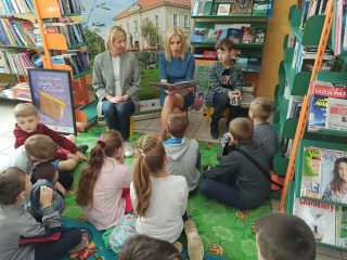 Uczniowie z klasy I i II Szkoły Podstawowej nr 2 w Sułkowicach w Bibliotece - zdjęcie 8