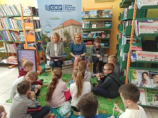 Uczniowie z klasy I i II Szkoły Podstawowej nr 2 w Sułkowicach w Bibliotece - zdjęcie 9