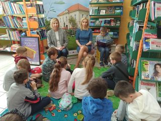 Uczniowie z klasy I i II Szkoły Podstawowej nr 2 w Sułkowicach w Bibliotece - zdjęcie 10