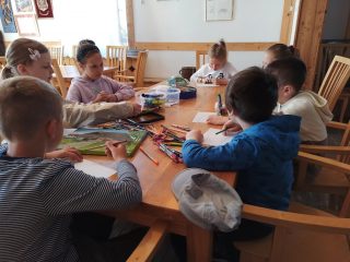 Uczniowie z klasy I i II Szkoły Podstawowej nr 2 w Sułkowicach w Bibliotece - zdjęcie 14