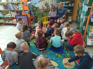 Uczniowie z klasy I i II Szkoły Podstawowej nr 2 w Sułkowicach w Bibliotece - zdjęcie 17