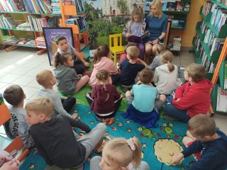 Uczniowie z klasy I i II Szkoły Podstawowej nr 2 w Sułkowicach w Bibliotece - zdjęcie 18