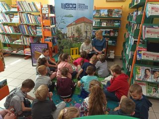 Uczniowie z klasy I i II Szkoły Podstawowej nr 2 w Sułkowicach w Bibliotece - zdjęcie 19