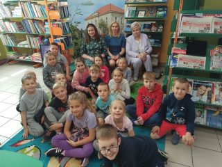 Uczniowie z klasy I i II Szkoły Podstawowej nr 2 w Sułkowicach w Bibliotece - zdjęcie 21