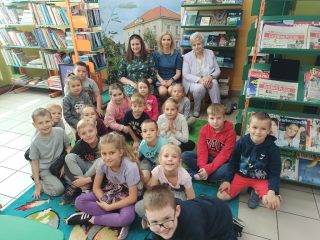 Uczniowie z klasy I i II Szkoły Podstawowej nr 2 w Sułkowicach w Bibliotece - zdjęcie 22