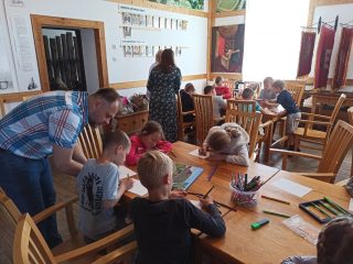 Uczniowie z klasy I i II Szkoły Podstawowej nr 2 w Sułkowicach w Bibliotece - zdjęcie 32