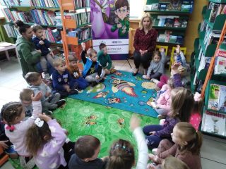 Przedszkolaki z Harbutowic z wizytą w Bibliotece i Izbie Tradycji - zdjęcie 1