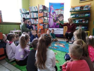 Przedszkolaki z Harbutowic z wizytą w Bibliotece i Izbie Tradycji - zdjęcie 2