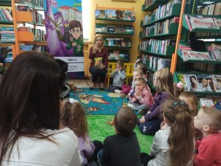 Przedszkolaki z Harbutowic z wizytą w Bibliotece i Izbie Tradycji - zdjęcie 3