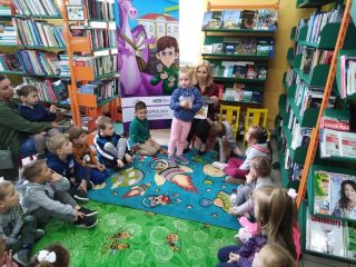 Przedszkolaki z Harbutowic z wizytą w Bibliotece i Izbie Tradycji - zdjęcie 4