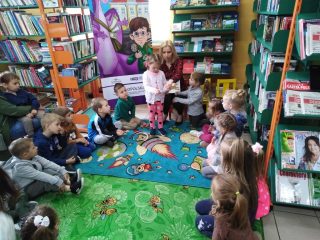 Przedszkolaki z Harbutowic z wizytą w Bibliotece i Izbie Tradycji - zdjęcie 5