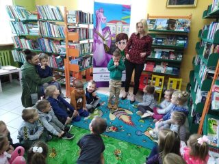 Przedszkolaki z Harbutowic z wizytą w Bibliotece i Izbie Tradycji - zdjęcie 6