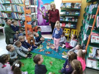 Przedszkolaki z Harbutowic z wizytą w Bibliotece i Izbie Tradycji - zdjęcie 7