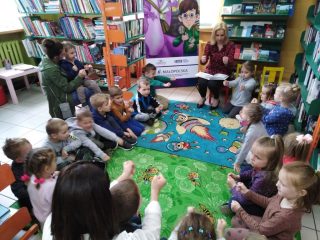 Przedszkolaki z Harbutowic z wizytą w Bibliotece i Izbie Tradycji - zdjęcie 8
