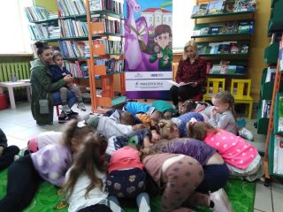 Przedszkolaki z Harbutowic z wizytą w Bibliotece i Izbie Tradycji - zdjęcie 9