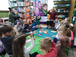 Przedszkolaki z Harbutowic z wizytą w Bibliotece i Izbie Tradycji - zdjęcie 10