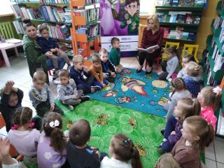 Przedszkolaki z Harbutowic z wizytą w Bibliotece i Izbie Tradycji - zdjęcie 11