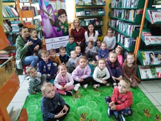 Przedszkolaki z Harbutowic z wizytą w Bibliotece i Izbie Tradycji - zdjęcie 13