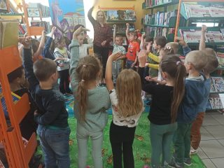 Przedszkolaki z Harbutowic z wizytą w Bibliotece i Izbie Tradycji - zdjęcie 17