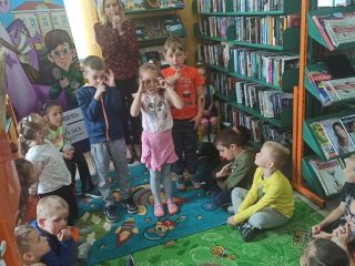Przedszkolaki z Harbutowic z wizytą w Bibliotece i Izbie Tradycji - zdjęcie 18