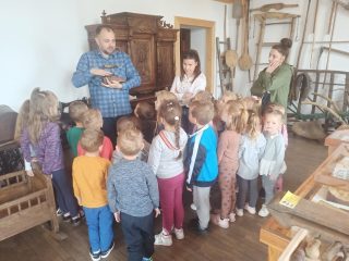 Przedszkolaki z Harbutowic z wizytą w Bibliotece i Izbie Tradycji - zdjęcie 20