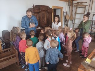 Przedszkolaki z Harbutowic z wizytą w Bibliotece i Izbie Tradycji - zdjęcie 21