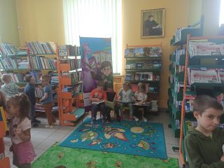 Przedszkolaki z Harbutowic z wizytą w Bibliotece i Izbie Tradycji - zdjęcie 25