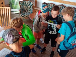Spacer historyczny i gra terenowa z uczniami Szkoły Podstawowej nr 1 i Szkoły Podstawowej nr 2 - zdjęcie 3