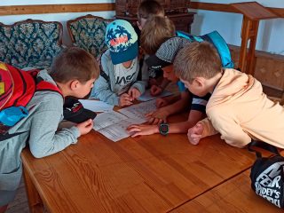 Spacer historyczny i gra terenowa z uczniami Szkoły Podstawowej nr 1 i Szkoły Podstawowej nr 2 - zdjęcie 6