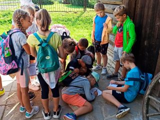 Spacer historyczny i gra terenowa z uczniami Szkoły Podstawowej nr 1 i Szkoły Podstawowej nr 2 - zdjęcie 9