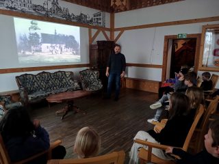Koło historyczne ze Szkoły Podstawowej nr 2 w Izbie Tradycji - zdjęcie 4