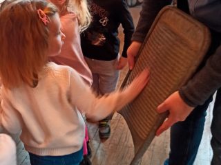 Dzieci z Niepublicznego Żłobka i Przedszkola "Radosne Serce" w Izbie Tradycji - zdjęcie 11