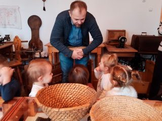 Dzieci z Niepublicznego Żłobka i Przedszkola "Radosne Serce" w Izbie Tradycji - zdjęcie 24
