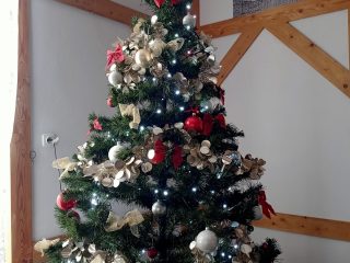 Świąteczne ozdoby zawisły już w sali Izby Tradycji - zdjęcie 3