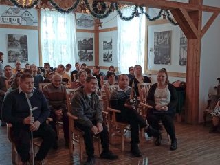 Świąteczne spotkanie WTZ i ŚDS w Izbie Tradycji - zdjęcie 1