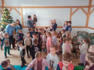 Świąteczne spotkanie dla przedszkolaków - zdjęcie 13