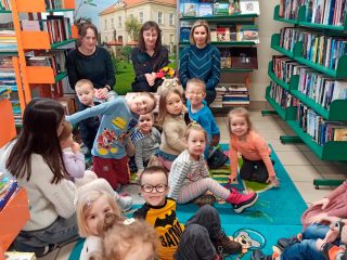 Przedszkolaki poznają bibliotekę - zdjęcie 1