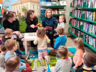 Przedszkolaki poznają bibliotekę - zdjęcie 10