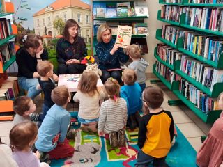 Przedszkolaki poznają bibliotekę - zdjęcie 11