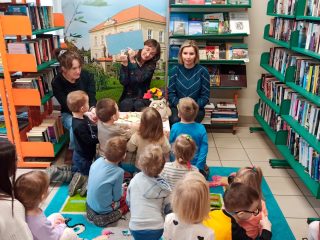 Przedszkolaki poznają bibliotekę - zdjęcie 12
