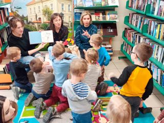 Przedszkolaki poznają bibliotekę - zdjęcie 13