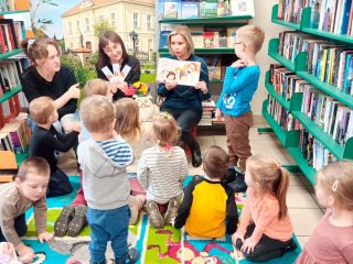 Przedszkolaki poznają bibliotekę - zdjęcie 14