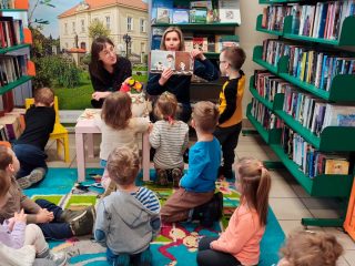Przedszkolaki poznają bibliotekę - zdjęcie 15