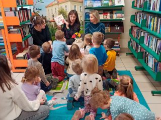 Przedszkolaki poznają bibliotekę - zdjęcie 16