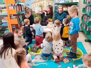 Przedszkolaki poznają bibliotekę - zdjęcie 17
