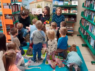 Przedszkolaki poznają bibliotekę - zdjęcie 18